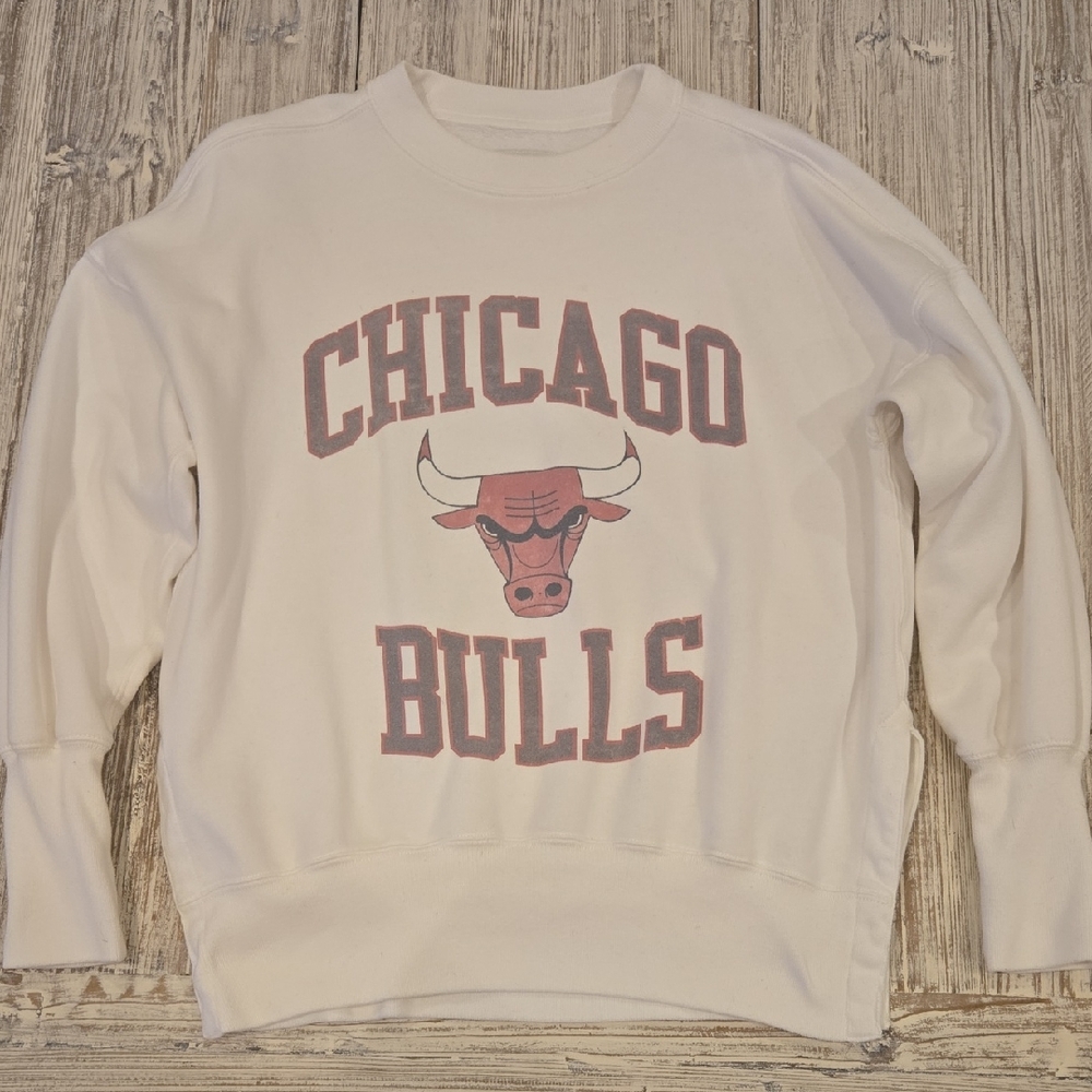 Abercrombie & Fitch Cream Chicago Bulls Crewneck Sweater